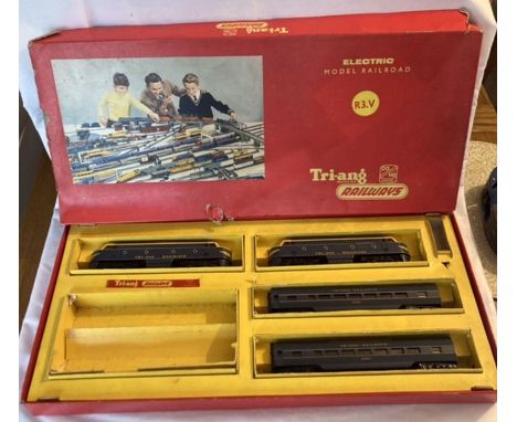 Model Railway: A boxed Triang OO gauge Transcontinental Passenger Train Set R3.V. Excellent condition in original box, track 