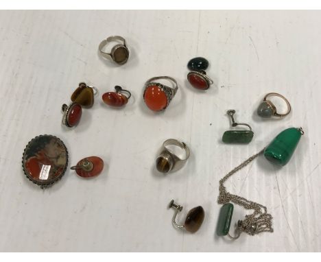 A collection of jewellery to include tiger's eye, moss agate, malachite, etc, together with a yellow metal ring with later at