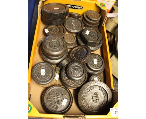 Box of assorted flat circular and other metric and imperial metal scale weights, various.(B.P. 24% incl. VAT)