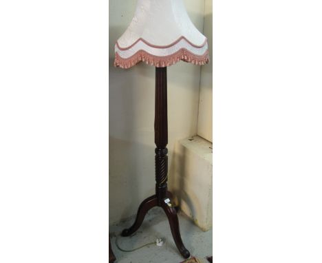 Good quality mahogany standard lamp with shade, on tripod legs.(B.P. 24% incl. VAT)