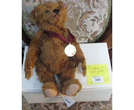 Modern Steiff bear of the year 2011, complete with medallion, no. 430, serial no. 0219, in original box with certificate of a