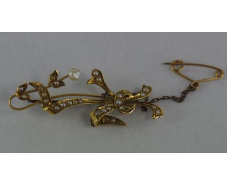 Vintage gold & seed pearl brooch with safety chain. 4gms