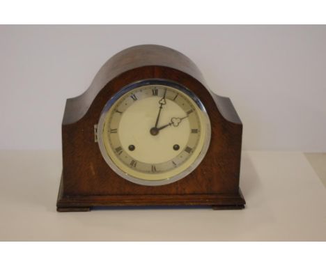 Vintage Imperial (England) mantle clock with striking movement, key and pendulum included, 21.5cm high, 27.5cm wide