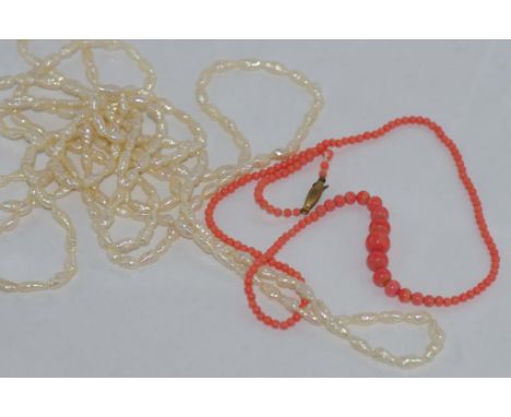 Vintage coral style necklace with 9ct clasp size: approx 40cm with two pearl necklaces