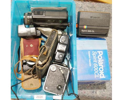 Small quantity of cameras&nbsp;to include a Polaroid Spirit 600 CL instant camera, a vinage Kodak Duaflex, a VP twin camera, 