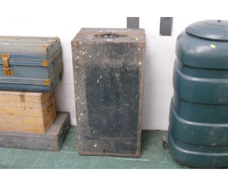 Rectangular travel trunk 