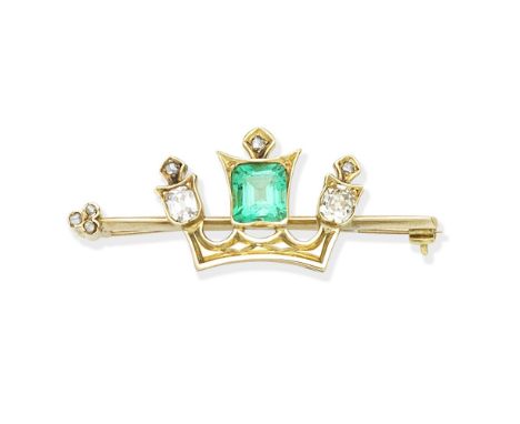 EMERALD AND DIAMOND CORONET BAR BROOCH, EARLY 20TH CENTURYSet with cushion and rose-cut diamonds, and a step-cut emerald, len