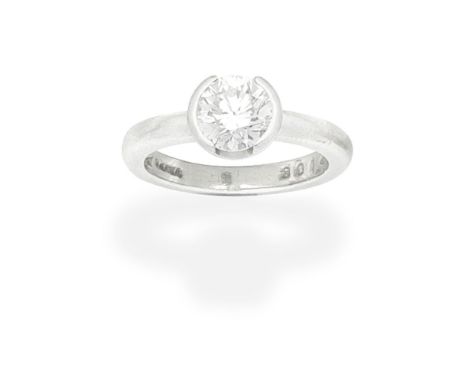DIAMOND SINGLE-STONE RINGSet with a brilliant-cut diamond, mounted in platinum,  diamond approx. 1.00ct, London hallmark, rin