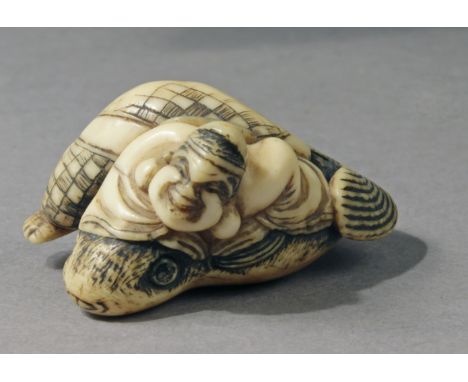 A late 18th century Japanese netsuke from Edo period. Not signed. In carved ivory portraying Ebisu sat on a Fugu fish, 20,5x4