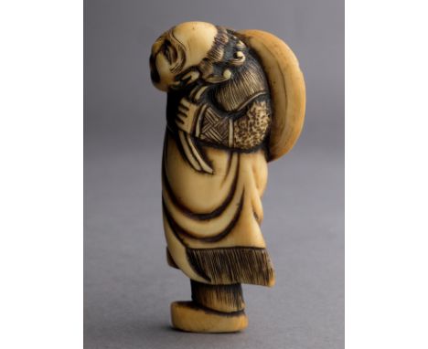 An 18th century Japanese netsuke from Edo period. Not signed. In carved elephant ivory a man holding his hat over his shoulde