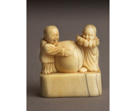 An 18th century Japanese netsuke from Edo period. Not signed. In carved elephant ivory portraying a group of characters compo