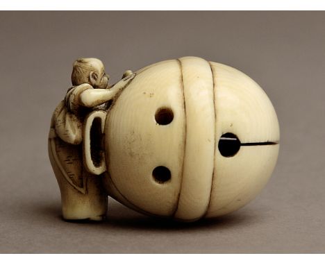 A 19th century Japanese netsuke. Not signed. In carved elephant ivory portraying an artisan polishing a gigant bell, 29,2x40,