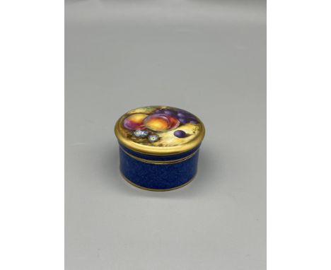 Royal Worcester Fruit Painted Lidded Pot Signed W.Bee
There is some restoration to the inside of the rim of pot.&nbsp;
Height