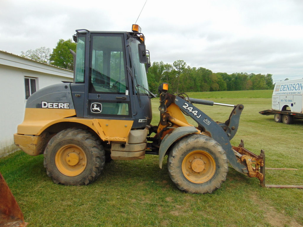 John Deere Model 244 J Articulating Loader 4117 hours with bucket and