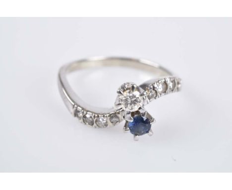   Saphir-Brillant-Ring   WG 14 Karat, 4 g, geschwungener Ringkopf mit facettierten Saphir 0,20 ct in guter Farbe und Reinheit