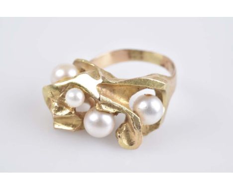   Designer Ring   GG 585, 13,1 g, goldener Ring mit  4-fachem Perlenbesatz in erhöhtem Ringkopf, mittlere Ringschiene, massiv