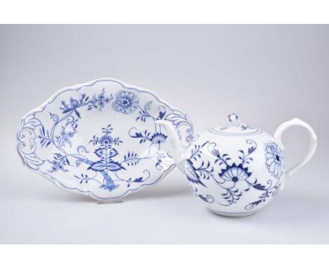   MEISSEN/ WORCESTER Teekanne und Schale   Porzellan, rundum blaue Blumenmalerei, Kanne Blütenknauf, teils bestoßen, am Boden