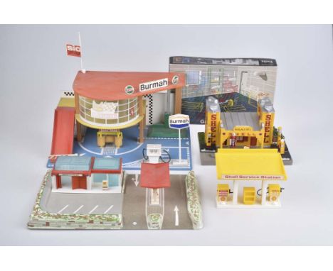   WADER/ NOREV/ FUJIMI 4 Teile Tankstelle   u.a., Holz/Kunststoffteile, L 25 - 40 cm, verschiedene Ausführungen, darunter Tan