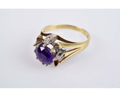   Amethyst Ring   585 GG/ WG, zentrealer Amethyst, flankierend 2 Brillanten, 2 fehlen, schmale Ringschiene, RG 53, 4,2 g, Z 2