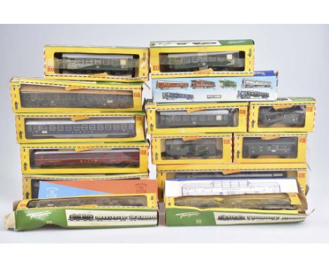   FLEISCHMANN/ MECCANO/ POCHER Konv. 16 Personenwagen   H0, unterschiedliche Bahngesellschaften, darunter 1402 &amp; 1400 Per