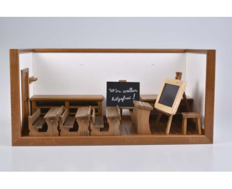   STEIFF Dorfschule   Club-Edition 2007, Klassenzimmer, 45x25 cm, Tafel, 3 Schulbänke, 1 Pult, Okt., ohne Bären          