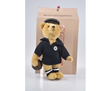   STEIFF Teddybär Toni - der Tormann   Der POST MUSEUMS-Teddybär des Jahres 2004 erinnert an die Torwart-Legende, die vor 50 