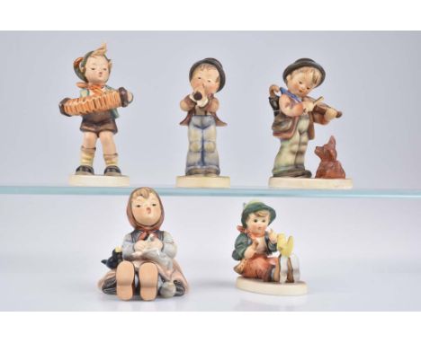   GOEBEL 5 Hummelfiguren   Porzellan, polychrome Bemalung, unterglasurblaue Manufakturmarke, Z 1-2          