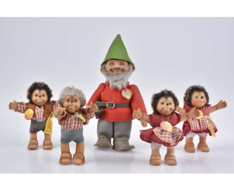   STEIFF 5 Figuren   Zwerg Pucki, mit Schild, 17 cm, Kopf und Arme gegliedert, original Filzkleidung, Gürtel und Lederbeutel,