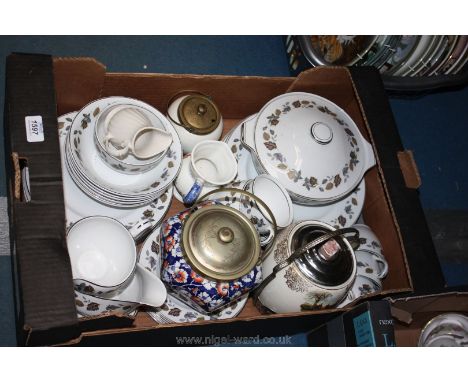 A quantity of china including Alfred Meakin 'Springwood' part Dinner/Tea service including plates, cups, saucers, sugar, milk