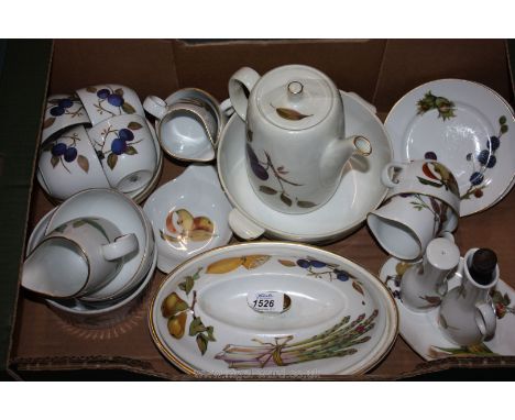 A quantity of miscellaneous Royal Worcester 'Evesham' china including coffee pot, cups, saucers, milk jugs, souffle dishes, c