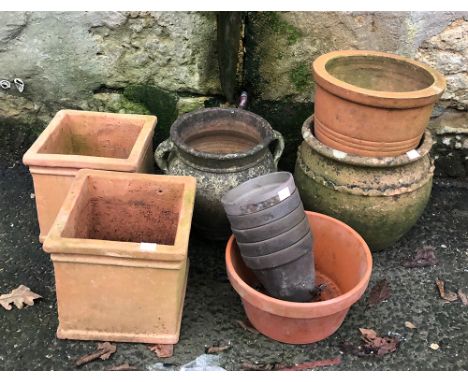 A quantity of approx. 11 terracotta plant pots 