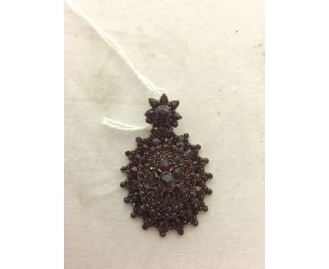 A vintage garnet pendant