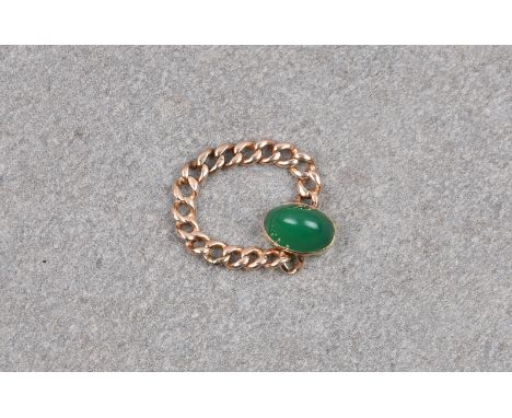 A vintage 9ct yellow gold and green chrysoprase chain ring, the oval cabochon chrysoprase on a 9ct gold curb link chain ring,