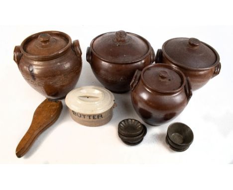 A mixed lot of kitchenalia items including a ceramic butter dish and cover, length 20cm, treen and ceramic lemon squeezer, as