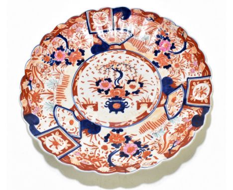 An early 20th century Japanese Imari charger with scalloped shaped rim, diameter 47cm.Additional InformationSome small chips 