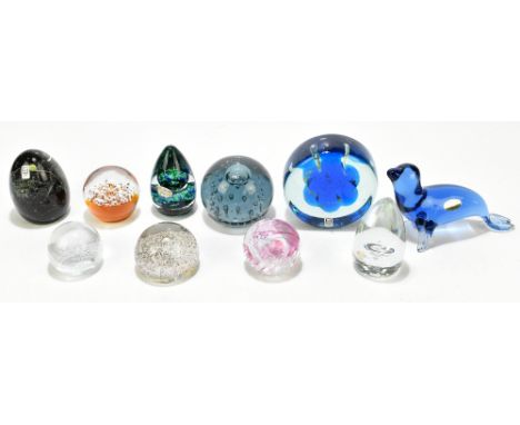 A collection of ten assorted glass paperweights to include Mdina example, diameter 10.5cm, a Bohemian bubble glass example, a