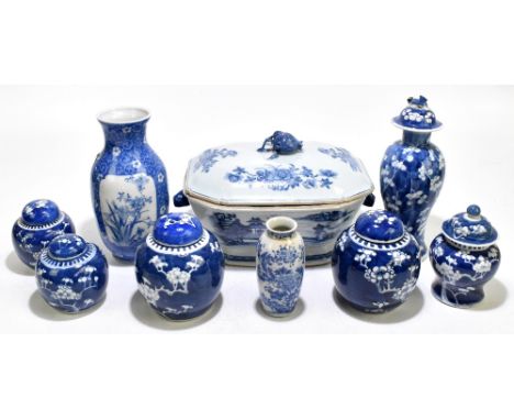 A Chinese Export blue and white tureen and associated cover, the cover with a moulded pomegranate finial and decorated with p