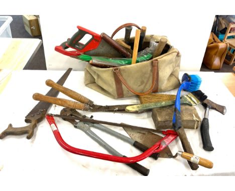 Selection vintage and later tools with carry bag 