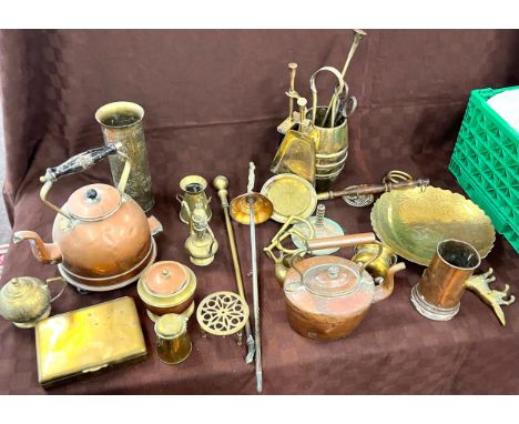 Selection of vintage copper and brass items to include kettles etc 