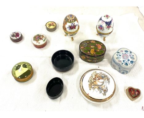 Selection of pottery trinket dishes etc 
