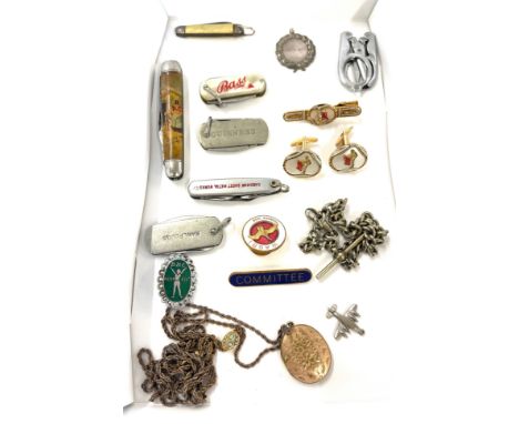 Tray of vintage items to include advertising pocket knifes, Albert chain, gold tone jewellery, badges etc 
