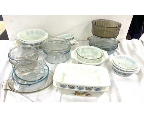 Large selection of vintage and later Pyrex glass ware 