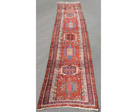 Heris Teppich.339 cm x 83 cm. Handgeknüpft. Wolle auf Baumwolle. Wohl antik 80 -100 Jahre alt. Iran. Persien. Azerbaijan. Ver