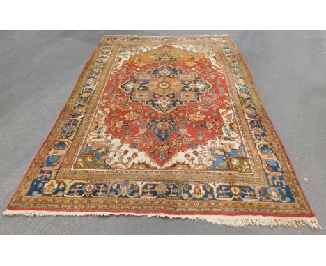 Heris Teppich.340 cm x 234 cm. Handgeknüpft. Wolle auf Baumwolle. Wohl alt 80 - 100 Jahre. Iran. Persien. Azerbaijan. Versand