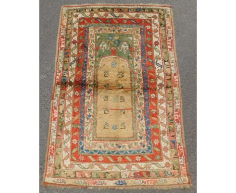 Kurde Gebetsteppich.188 (163) cm x 108 cm. Wolle auf Wolle. Antik. Wohl 120 - 150 Jahre alt. Azerbaijan / Ostanatolien. Selte
