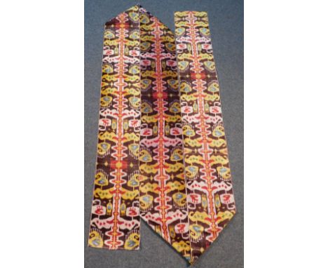 Ikat Samt. Band. Seide. Uzbekistan. Antik.656 cm x 31 cm. Handgewebte Seide in Ikattechnik gefärbt. Wohl um 1800. Bedeutendes