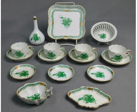 16 Teile Herend Porzellan. Bis 18 cm.Herend Hungary. Handpainted. Set bestehend aus 4 Tassen mit Untertassen, 3 kleinen Telle