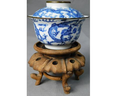 Koppchen mit Deckel. Porzellan. Marken.6,5 cm hoch mit Deckel ohne Stand. Imperialer Drachen mit 4 Klauen. Jagd auf die flamm