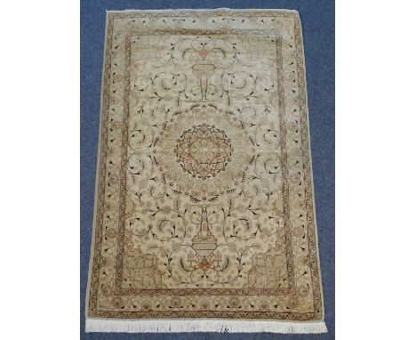 Täbris Teppich feine Knüpfung.159 cm x 105 cm. Handgeknüpft. Wolle auf Baumwolle. Iran. Persien. Versand kann organisiert wer