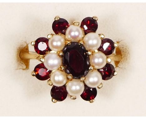 A 9ct gold garnet and cultured pearl ring, O, 4.4gm 